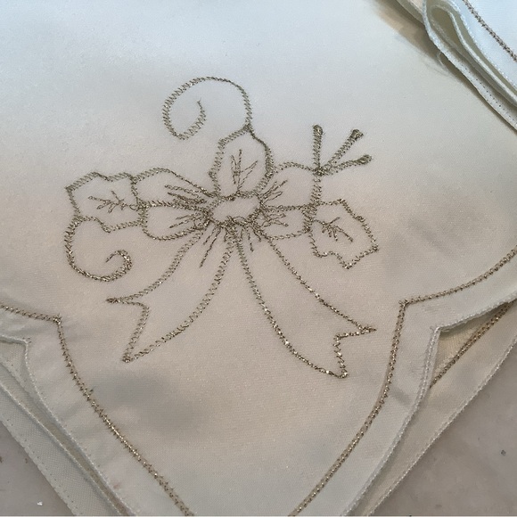 8 Boughs Of Holly Napkins Christmas Table NEW Ivory Gold Metallic Embroidered - Picture 3 of 5